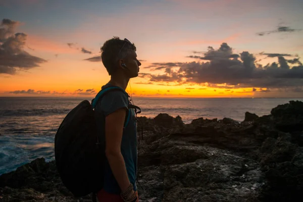 Puesta Sol Océano Silueta Del Viajero Del Turista — Foto de Stock