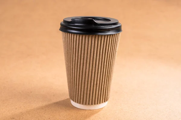 Taza Papel Corrugado Capuchino Café Con Una Tapa Bebida Caliente —  Fotos de Stock