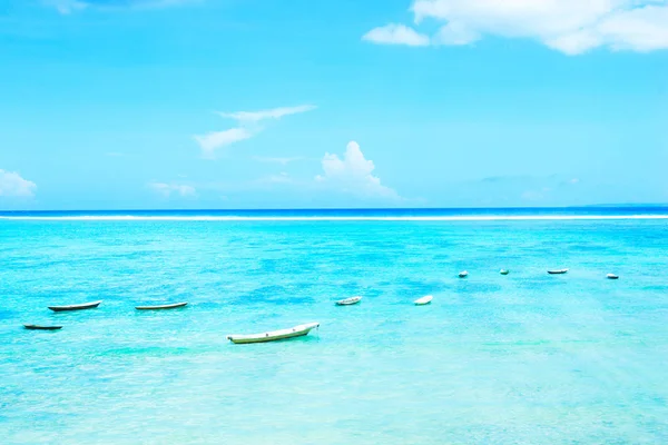 Paisaje Marino Con Barcos Pesca Durante Marea Agua Arena Blanca —  Fotos de Stock