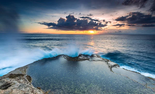 Langzeitbelichtungslandschaft Sonnenuntergang Vor Der Küste Des Indischen Ozeans Und Wellenschlag — Stockfoto