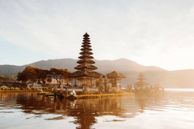 ünlü popüler bir yer Bali, tapınak gölde pura ulun danu bratan Tapınağı