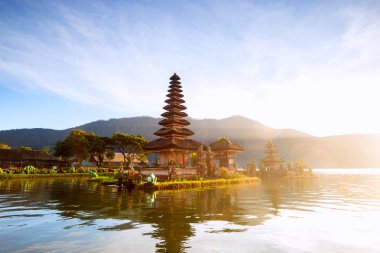 Bali Adası, bir tapınak göl kenarında bulunan meşhur mekanlar. Endonezya şafakta güzel sahne