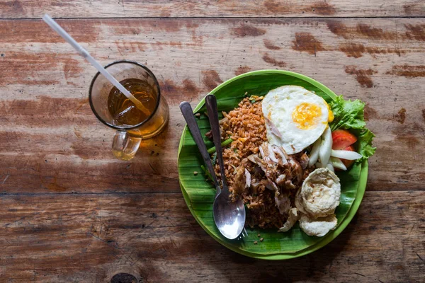 Nasi Goreng Dengan Ayam Dan Teh Asia — Stok Foto
