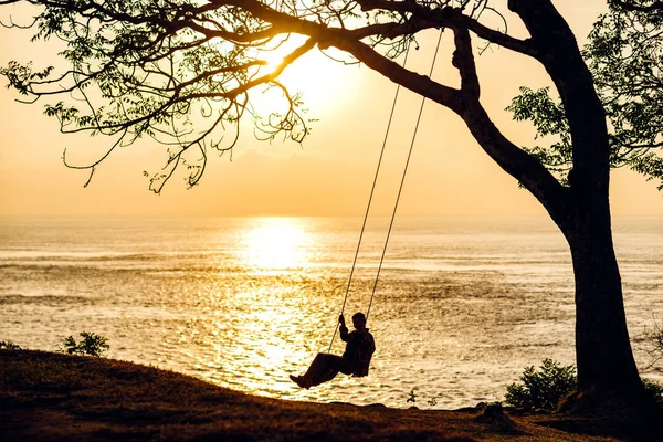 Margem Oceano Num Balanço Debaixo Uma Árvore Pôr Sol Bali — Fotografia de Stock
