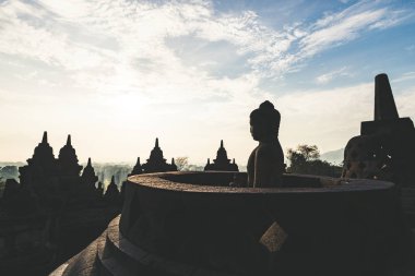 Borobudur bir Budist stupa ve Buda heykeli olduğunu