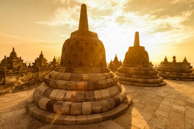 Bir Budist stupa ve Buda heykeli içinde gündoğumu Borobudur olduğunu.