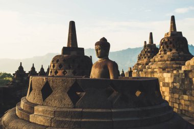 Borobudur bir Budist stupa ve Buda heykeli olduğunu