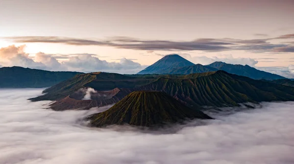布罗莫火山的全景观点在早晨 印度尼西亚 爪哇岛 — 图库照片