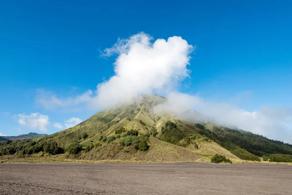 Paisagem Com Vista Para Vulcão Cratera Vulcão Nuvens Vulcão Indonésia — Fotografia de Stock