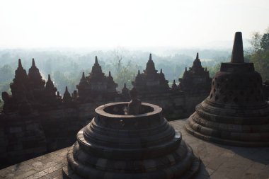 Borobudur Tapınağı bileşikler bu ünlü Budist Tapınağı, Orta Java içinde yer alan