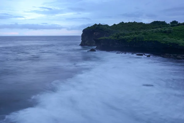 Rochas Escuras Oceano Azul Sob Céu Nublado Mau Tempo Fotografia — Fotografia de Stock