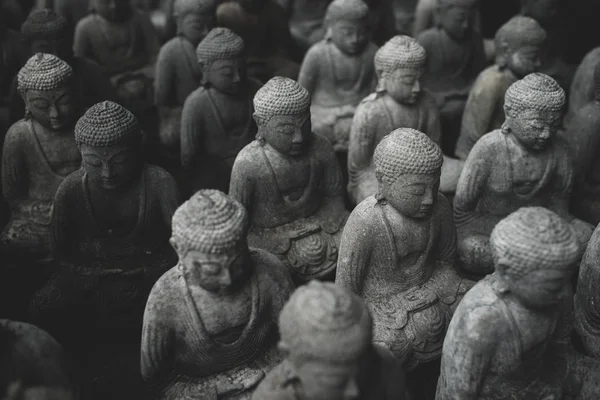 背景と多くの小さな石の瞑想仏 — ストック写真