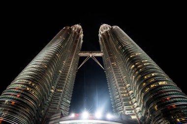 Malezya'da Petronas ikiz kuleleri geceleri