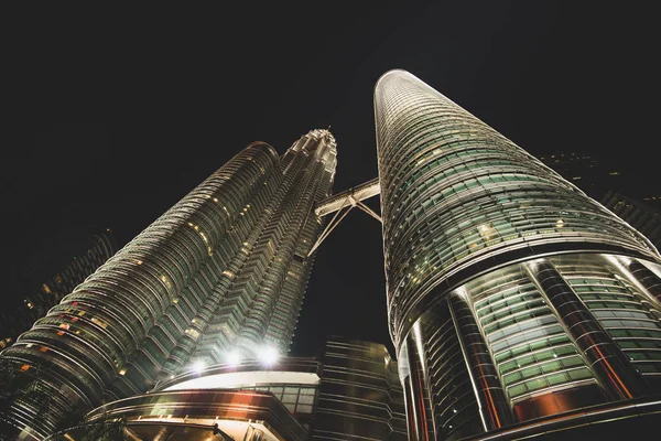 夜のペトロナスツインタワー ローワー グラウンド ウィラヤ ペセクトゥアン クアラルンプール マレーシア — ストック写真