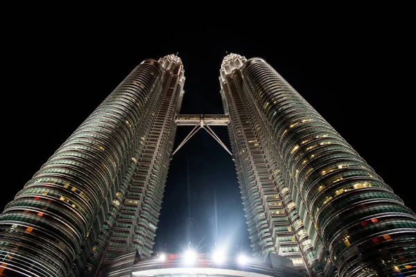 在马来西亚国家石油公司双子塔在晚上 — 图库照片
