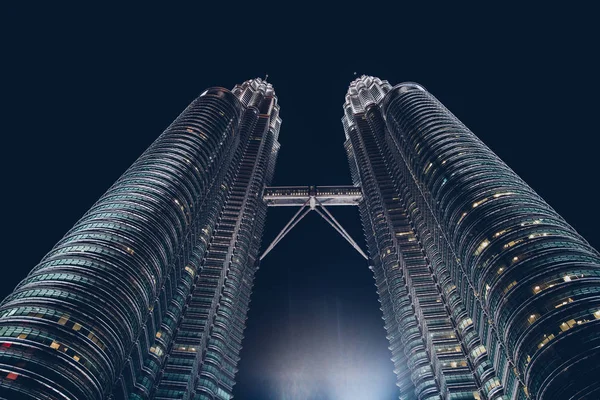 夜マレーシアのペトロナス ツイン タワー — ストック写真