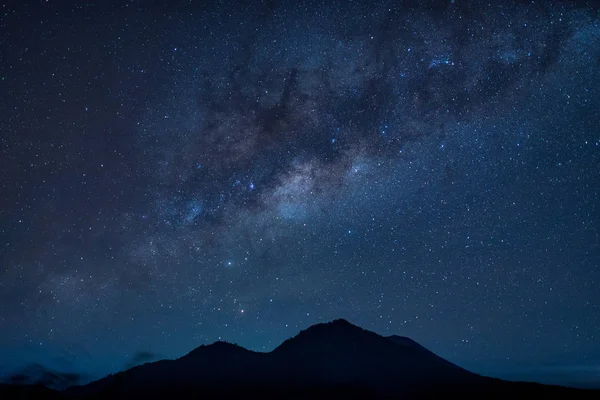 Stjärnklar Natt Himlen Bergen Och Star Sökväg — Stockfoto