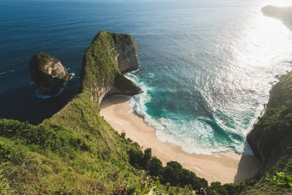 インドネシア バリ島のヌサ ペニダ島近くの Viewhoint Kelingking ビーチ — ストック写真