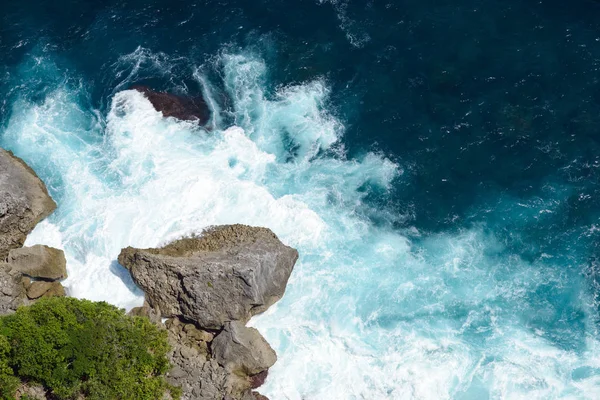 Аэрофотосъемка Сильный Шторм Большие Волны Волны Разбиваются Скалистый Вид Берег — стоковое фото