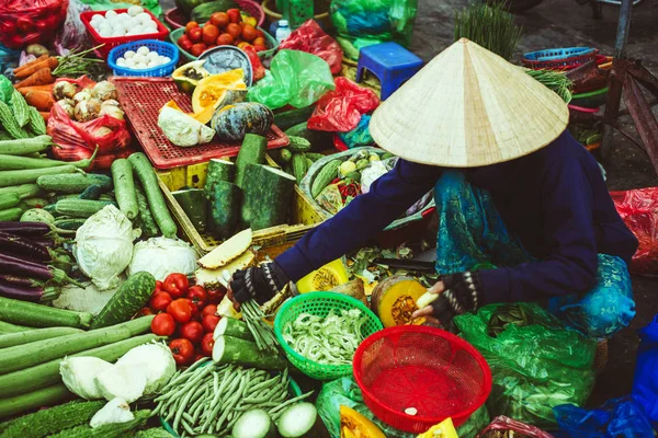 Вьетнамский Рынок Человек Соломенной Вьетнамской Шляпе Узнаваемый — стоковое фото