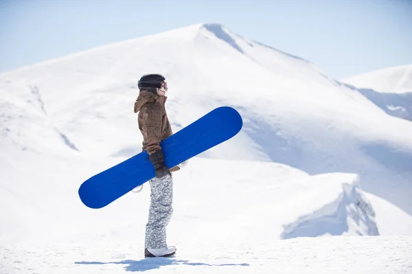 Homem Com Snowboard Suas Mãos Pleno Crescimento Montanhas Neve Inverno — Fotografia de Stock