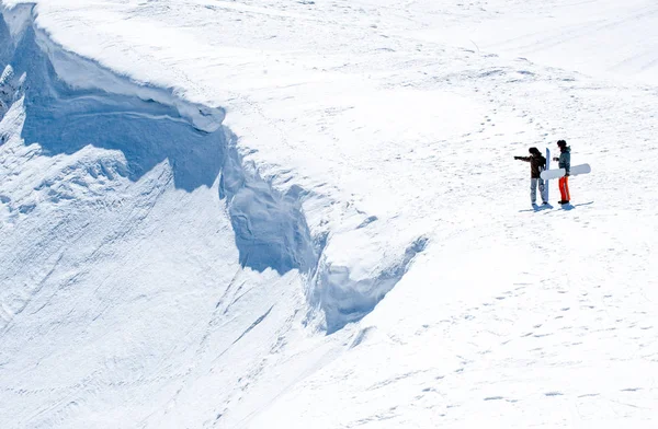 ヨーロッパの雪をかぶった山々 のスノーボーダー フリーライド — ストック写真