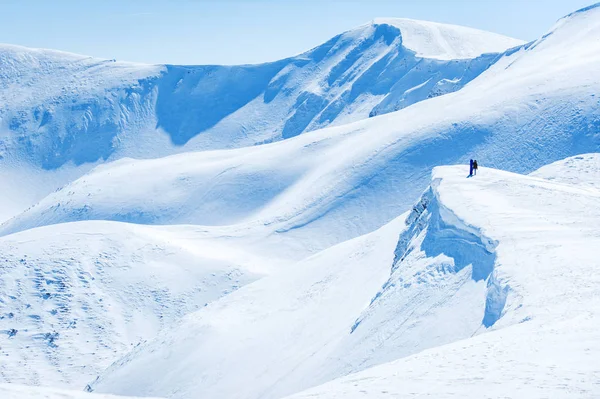 在欧洲的山上有滑雪板的人雪冬天 — 图库照片