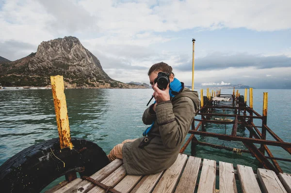 Menina Cais Com Uma Câmera Retrato Costa Mar — Fotografia de Stock