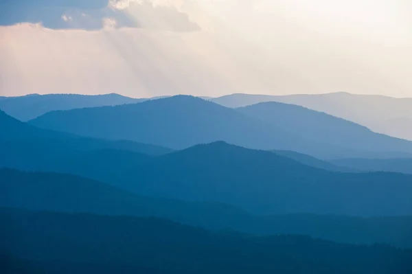 Sylwetka Gór Seria Pasm Górskich Zachodzie Słońca — Zdjęcie stockowe