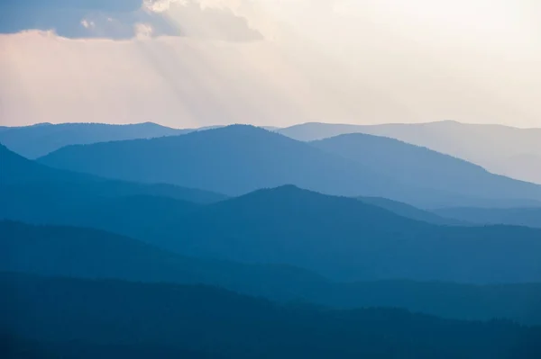 Silueta Las Montañas Una Serie Cadenas Montañosas Después Del Atardecer — Foto de Stock