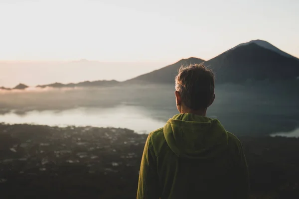 Человек Турист Смотрит Восход Солнца Вулкане Батур Острове Блай Индонезии — стоковое фото