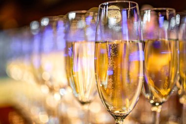 olay, şampanya veya prosecco açılışında gözlük