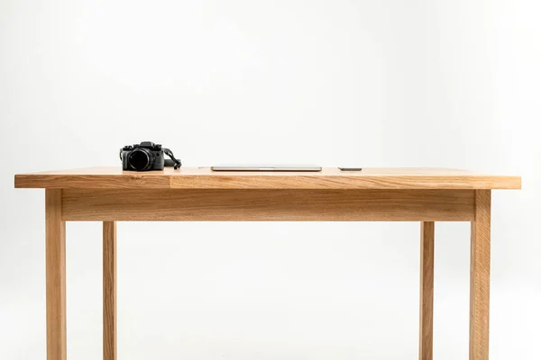 Schreibtisch Aus Eichenholz Mit Laptop Smartphone Und Kamera — Stockfoto