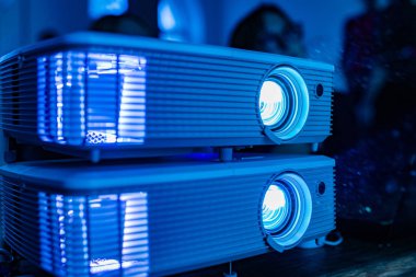 projektör aydınlatma gösterisi sunusunu gece için geniş lens donatım güzel