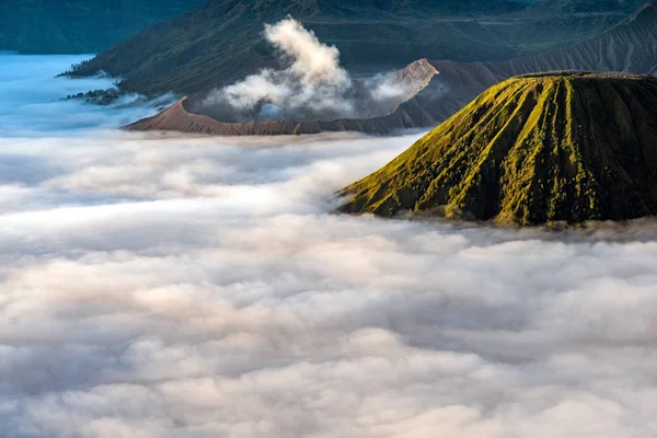 Βρωμο Ηφαίστειο Στην Ινδονησία Την Ιάβα Σύννεφα Στην Καλντέρα — Φωτογραφία Αρχείου