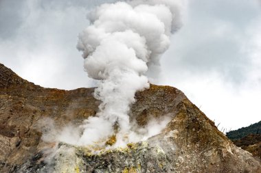Endonezya Adası üzerinde aktif yanardağ