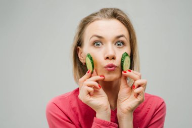 Organik kozmetik, elinde salatalık dilimleri ile bir kız portre, stüdyo portre