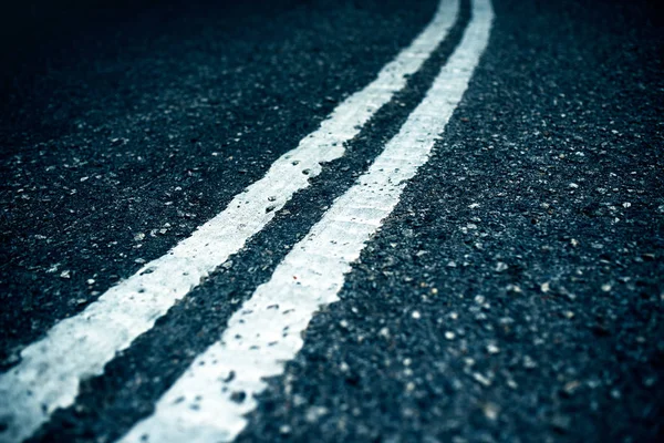 Duas riscas brancas no meio da estrada — Fotografia de Stock