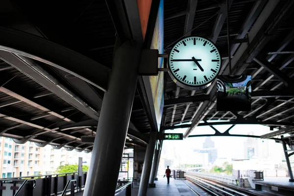 Ora di orologio stazione ferroviaria — Foto Stock