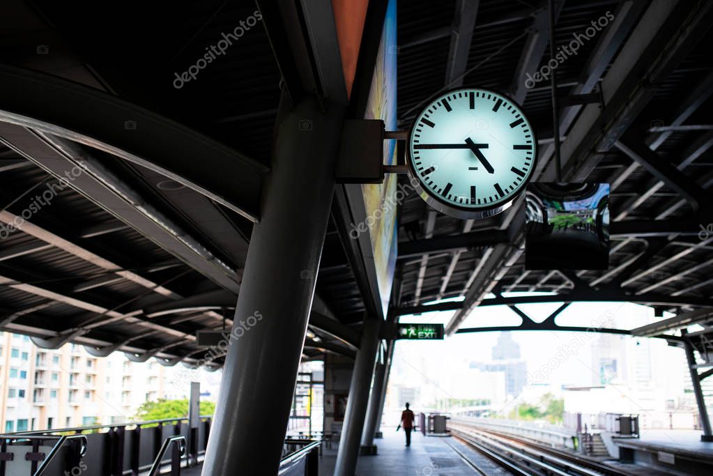 train station clock time