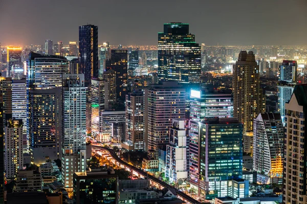 Nachtsilhouette einer modernen Großstadt — Stockfoto