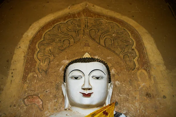 Estátua de um Buda dentro de um templo em Bagan — Fotografia de Stock