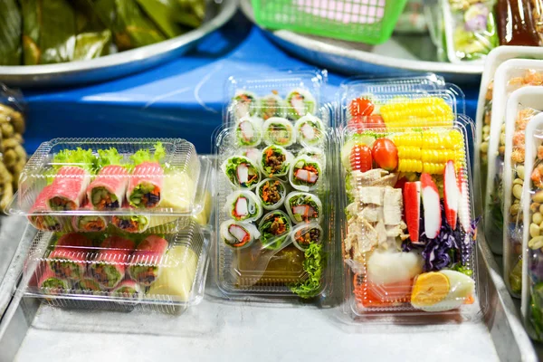 Żywność na świeżym powietrzu w Azji, żywność w plastiku — Zdjęcie stockowe