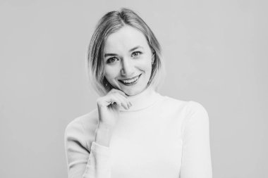 siyah beyaz kadın gülümseyen portre