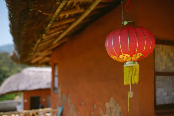 Lanterna vermelha chinesa na aldeia chinesa — Fotografia de Stock