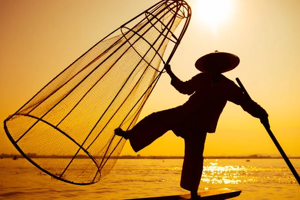 Pescadores no lago Inle, em Mianmar, na Ásia — Fotografia de Stock