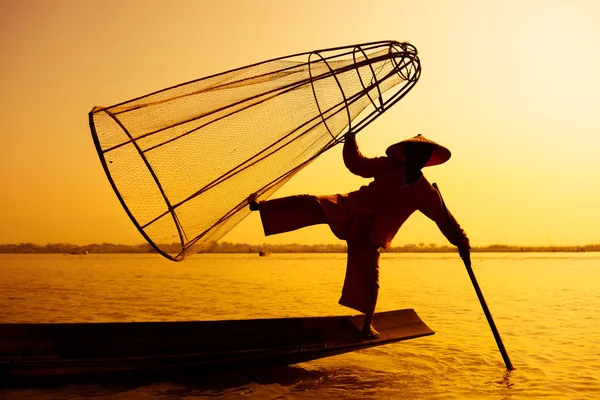 Inle lago myanmar pescador pesca en barco —  Fotos de Stock