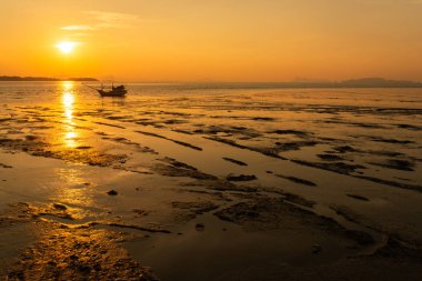 gemi ve gün batımı