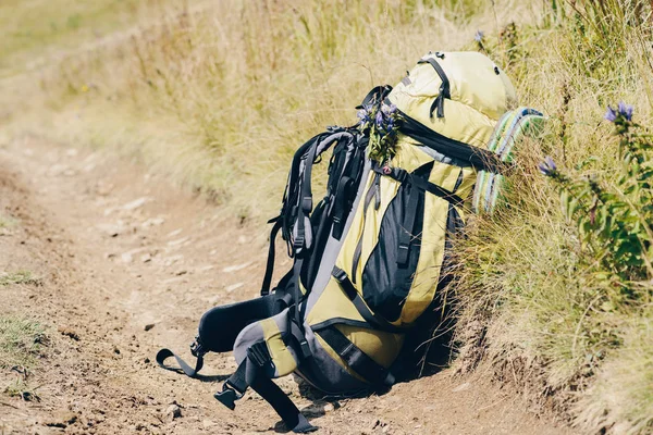 Trekking yürüyüş sırt çantası — Stok fotoğraf