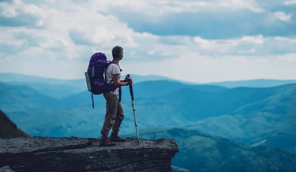 Fotografie nahoře s batohu, pěší turistika v Alpách — Stock fotografie